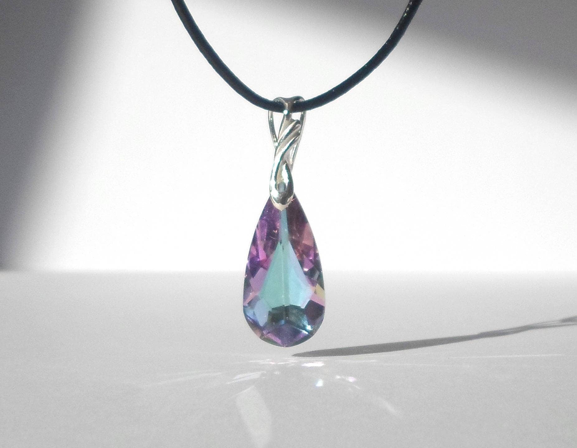 Halskette Mit Lederband Und Violettem Swarovski-Tropfenanhänger Aus Buntglas Halskette Mit Lederband Und Violettem Swarovski-Tropfenanhänger Aus Buntglas von LinseyyCreations