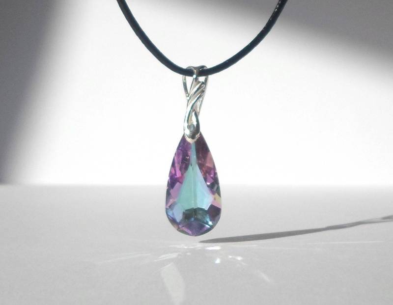 Halskette Mit Lederband Und Violettem Swarovski-Tropfenanhänger Aus Buntglas von LinseyyCreations