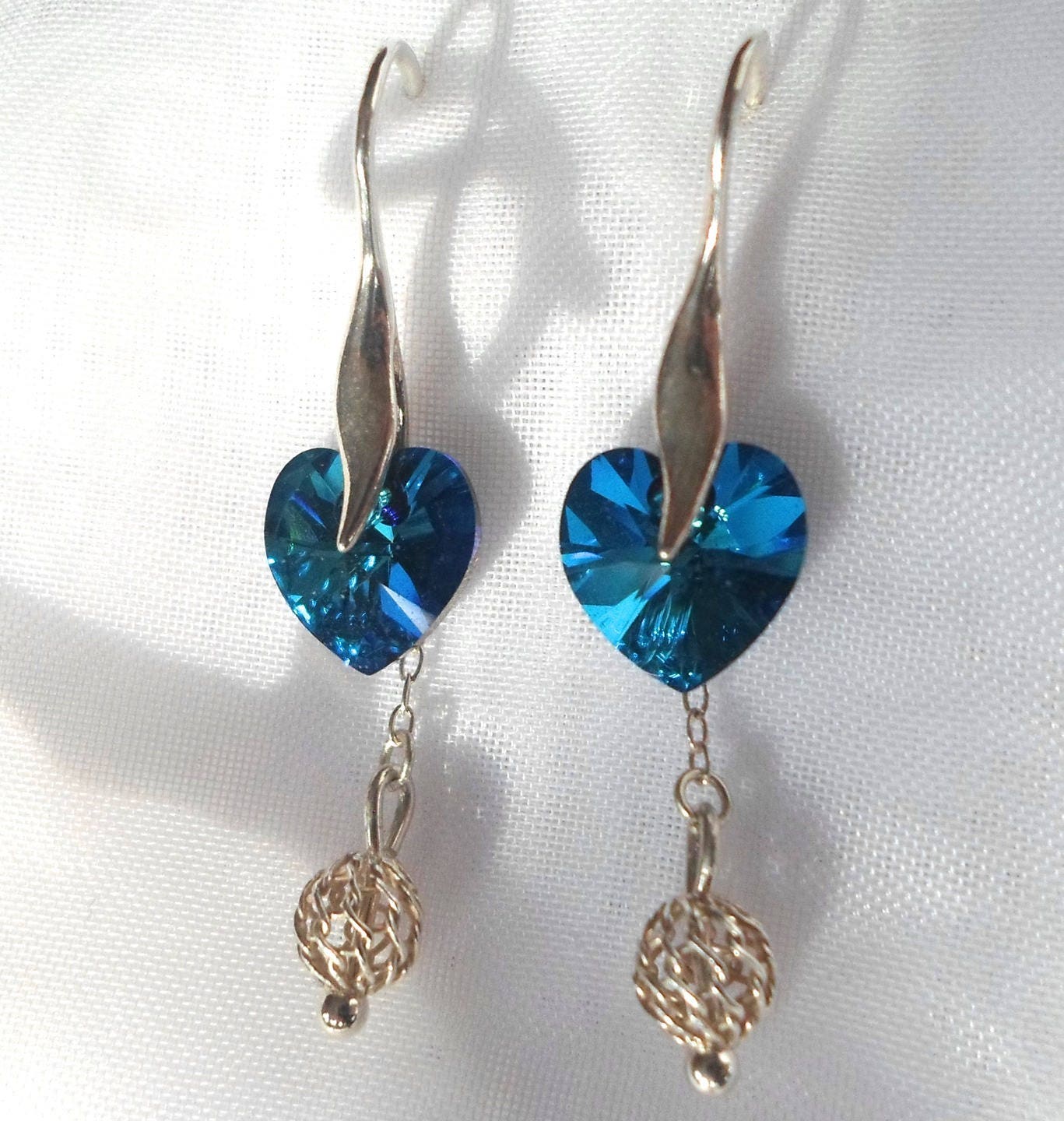 Herzohrringe Aus Sterlingsilber Mit Blauen Swarovski-Kristallen Herzohrringe Aus Sterlingsilber Mit Blauen Swarovski-Kristallen von LinseyyCreations