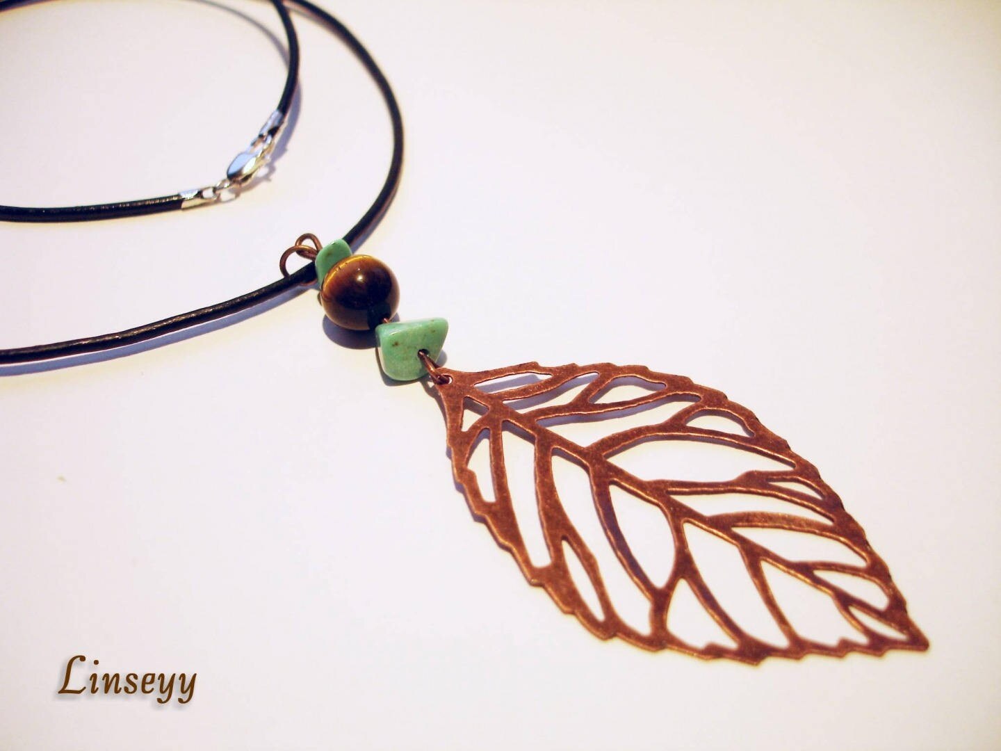 Lederkordelkette Im Ethno-stil Mit Kupferblatt-Anhänger Lederkordelkette Im Ethno-stil Mit Kupferblatt-Anhänger von LinseyyCreations