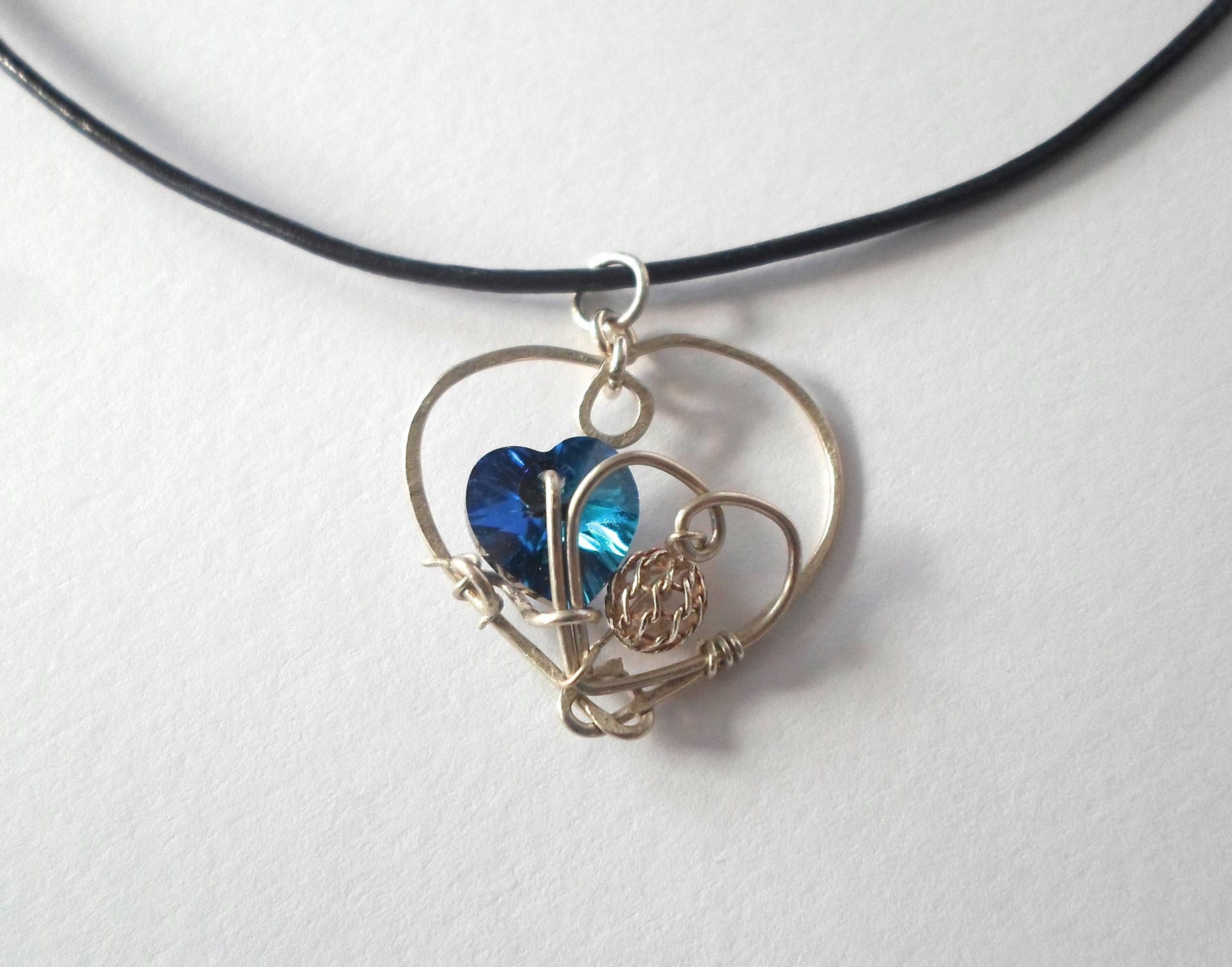 Lederkordelkette Mit Blauem Swarovski-Herzanhänger Und 925Er Sterlingsilber Lederkordelkette Mit Blauem Swarovski-Herzanhänger Und 925Er Sterlingsilber von LinseyyCreations