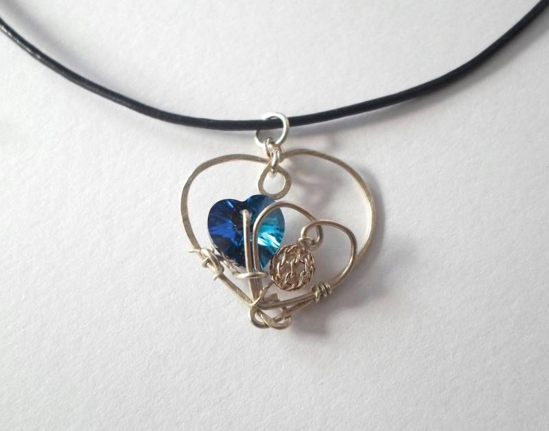 Lederkordelkette Mit Blauem Swarovski-Herzanhänger Und 925Er Sterlingsilber Lederkordelkette Mit Blauem Swarovski-Herzanhänger Und 925Er Sterlingsilber von LinseyyCreations