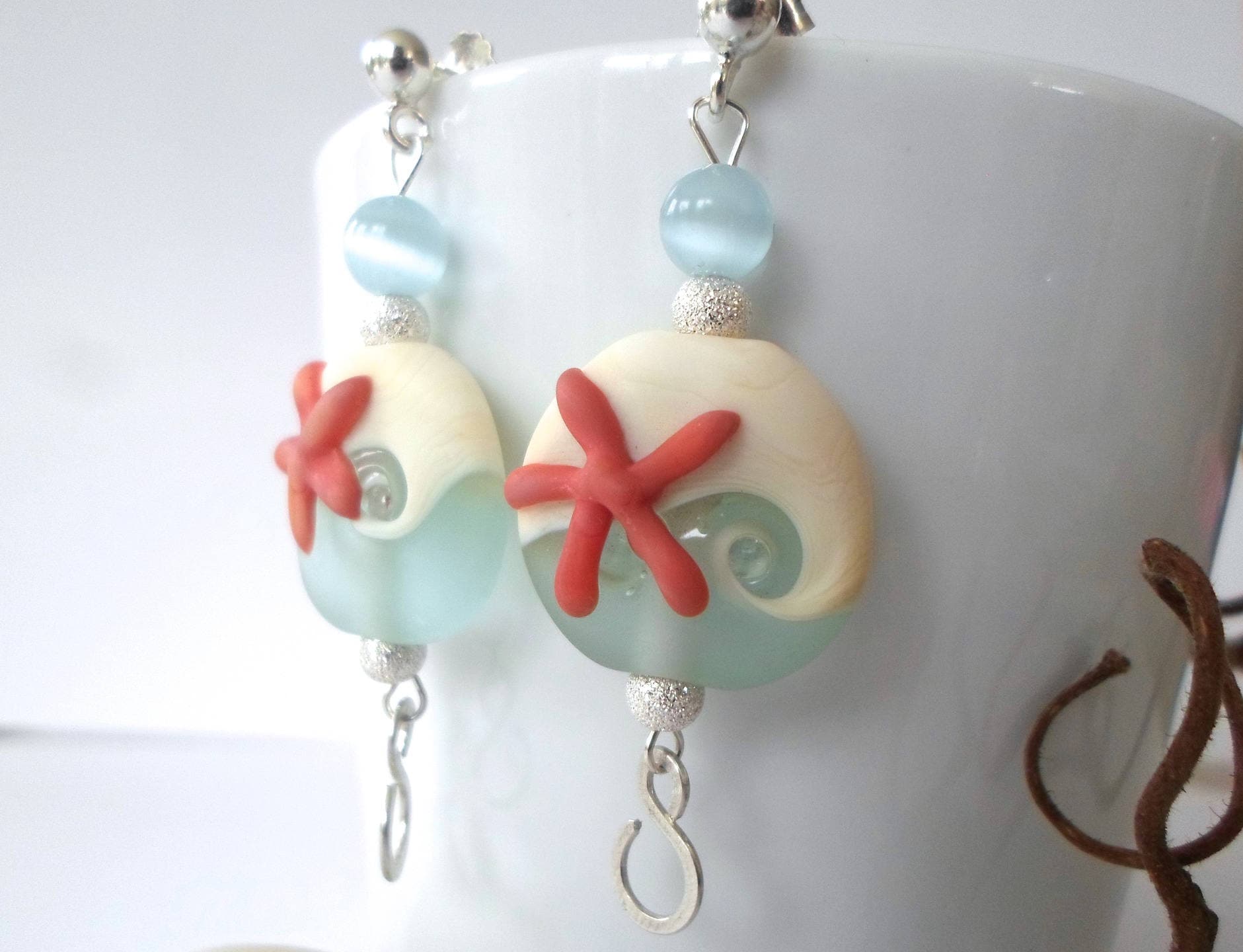 Ohrringe „Set Sail" Mit Seestern Auf Einer Welle Aus Lampwork-Perlen Und Massivem Silber Ohrringe „Set Sail" Mit Seestern Auf Einer Welle Aus Lampwork-Perlen Und Massivem Silber von LinseyyCreations