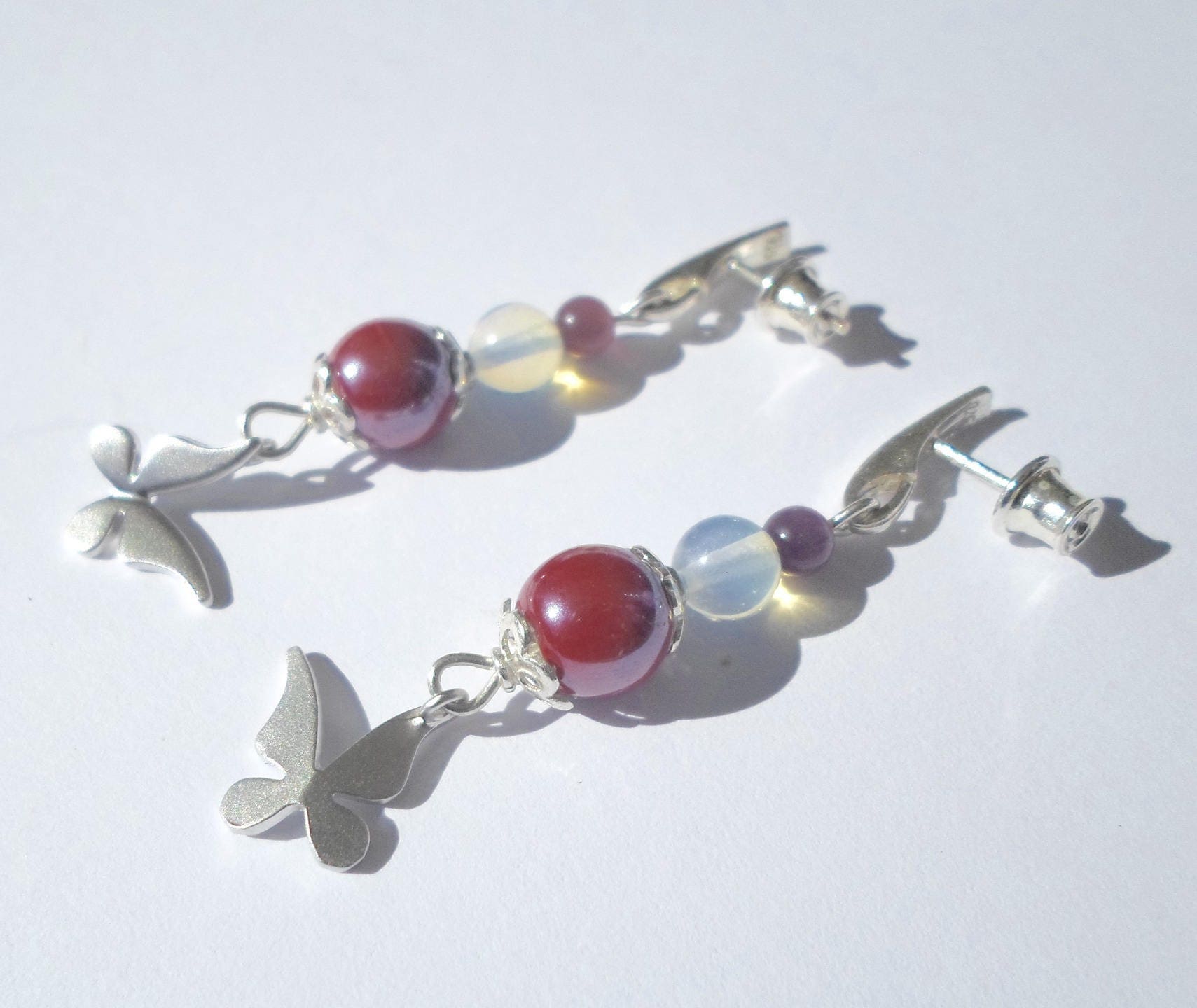 "Sakura" Sterling Silber Ohrringe Mit Schmetterlingsanhänger Und Mondstein "Sakura" Sterling Silber Ohrringe Mit Schmetterlingsanhänger Und Mondstein von LinseyyCreations