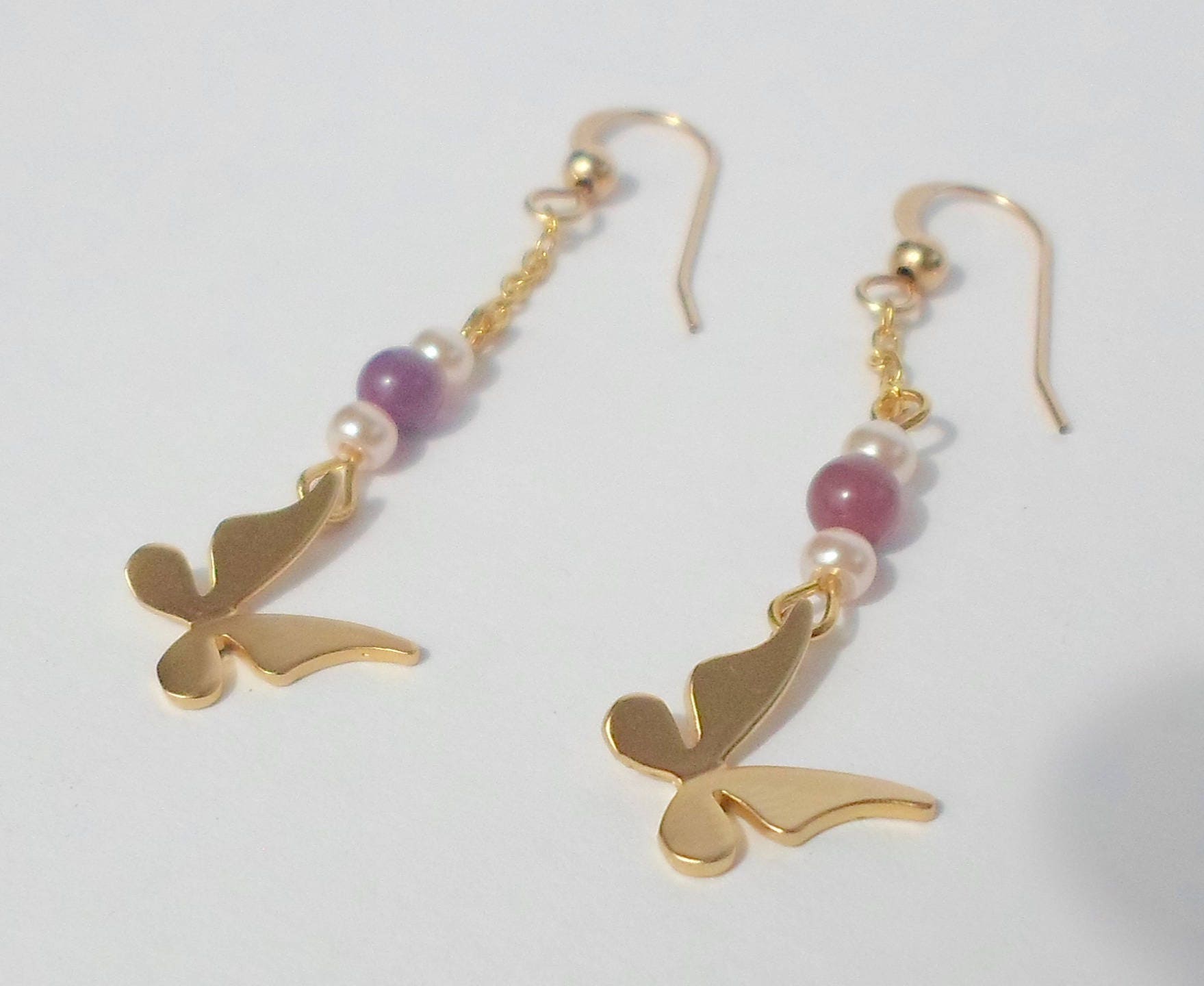 Vergoldete Hakenohrringe Mit Kette Und Schmetterlingsanhänger Vergoldete Hakenohrringe Mit Kette Und Schmetterlingsanhänger von LinseyyCreations