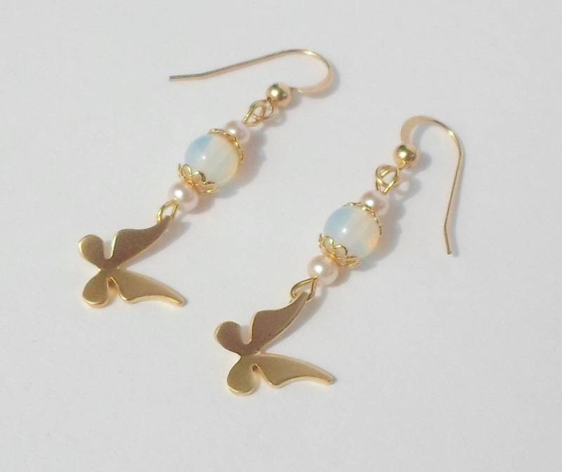 Vergoldete Hakenohrringe Mit Schmetterlingsanhänger Und Mondstein von LinseyyCreations