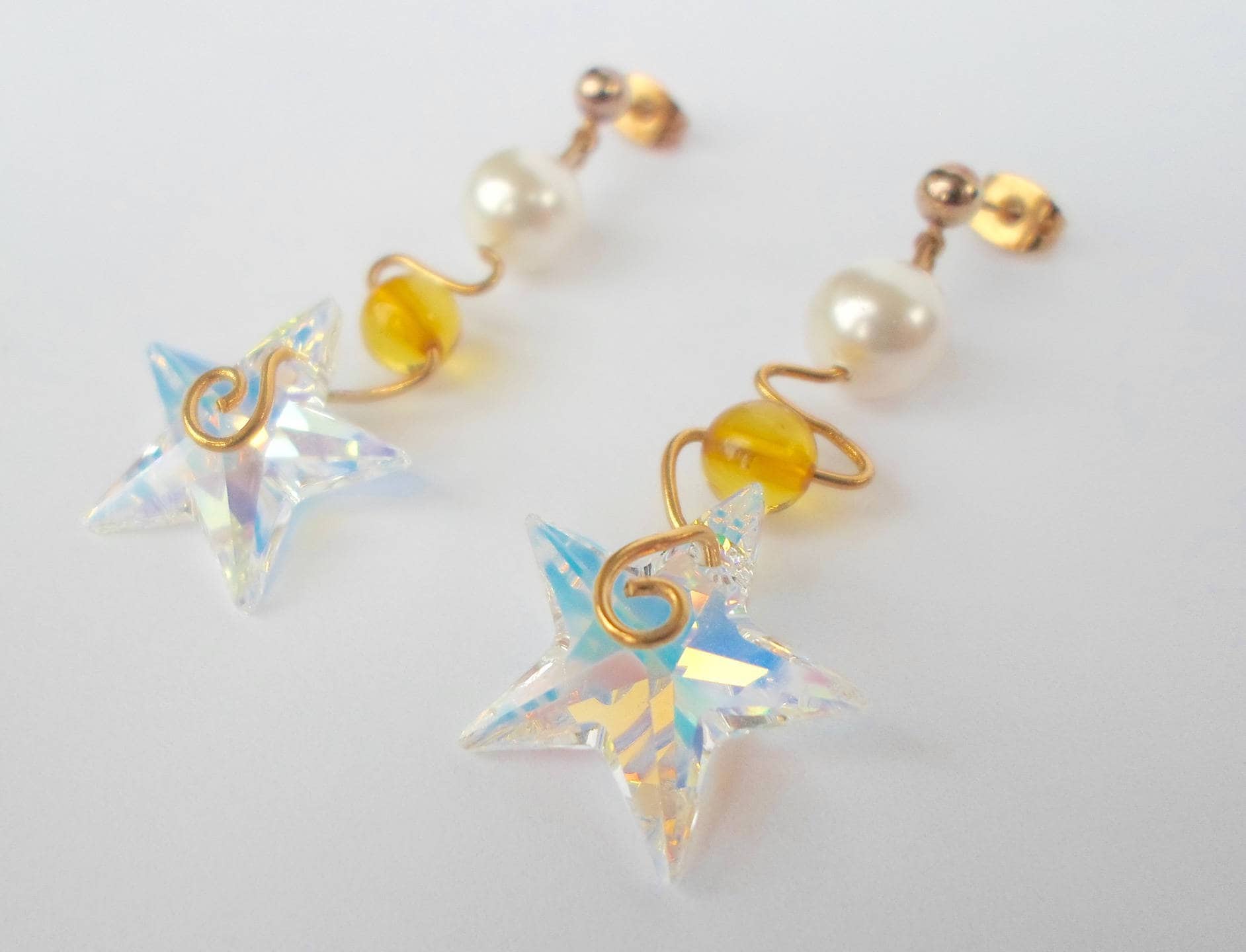 Vergoldete Ohrringe Mit Swarovski-Kristallstern Vergoldete Ohrringe Mit Swarovski-Kristallstern von LinseyyCreations