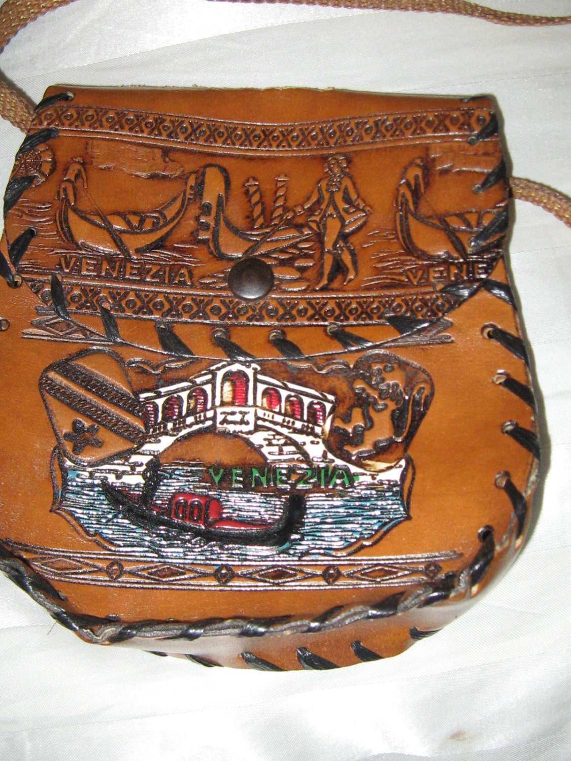 Vintage Venezia Italy Hand Punzierte Bemalte Leder Umhängetasche 70S Vintage Venezia Italy Hand Punzierte Bemalte Leder Umhängetasche 70S von Linsvintageboutique