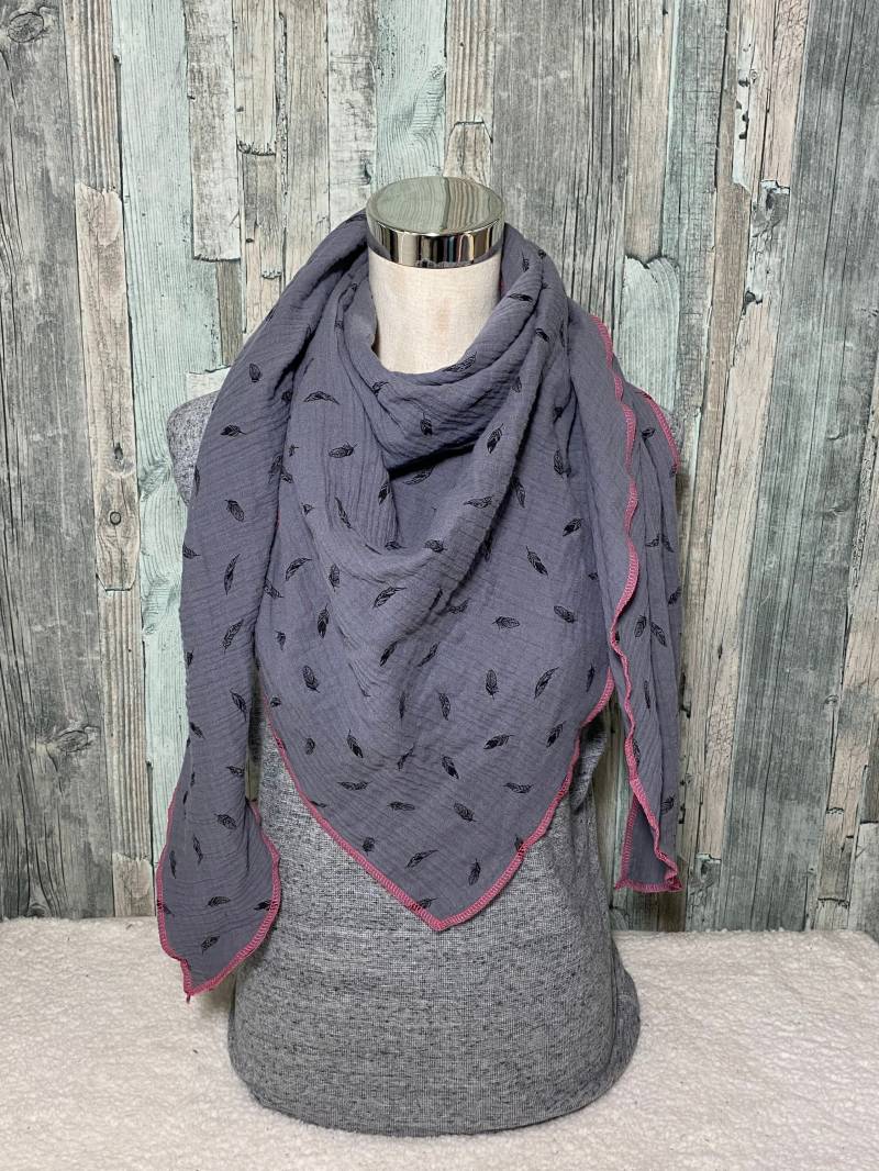 Dreieckstuch Halstuch Damen Xxl "Grau Mit Federn " Musselin Wickelschal Tuch Handmade Schal Einlagig von Liolinos