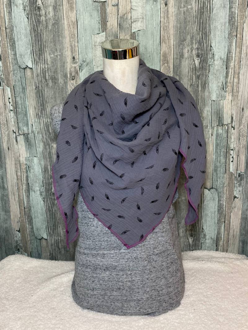 Dreieckstuch Halstuch Damen Xxl "Grau Mit Federn " Musselin Wickelschal Tuch Handmade Schal Einlagig von Liolinos