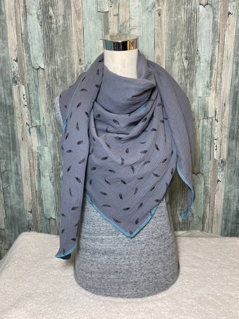 Dreieckstuch Halstuch Damen Xxl "Grau Mit Federn " Musselin Wickelschal Tuch Handmade Schal Einlagig von Liolinos