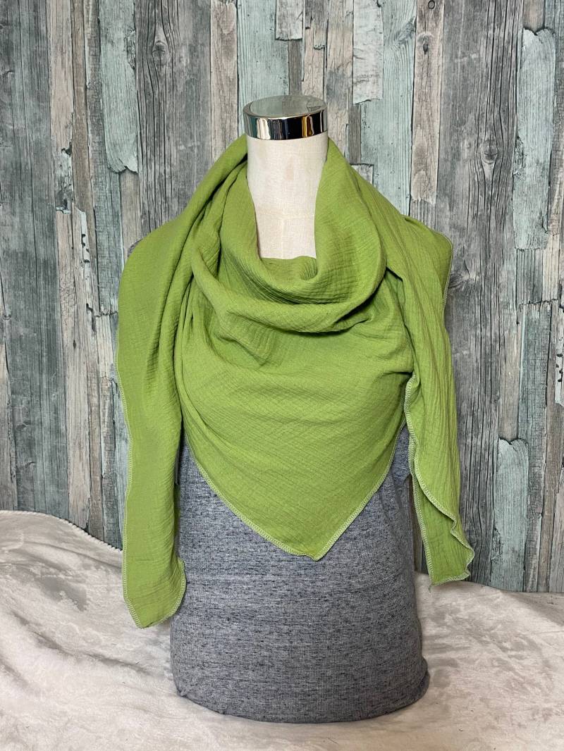 Dreieckstuch Musselin Schal " Hellgrün Wickelschal, Tuch, Handmade, Schal, Einlagig Dreieckstuch Musselin Schal " Hellgrün Wickelschal, Tuch, Handmade, Schal, Einlagig von Liolinos