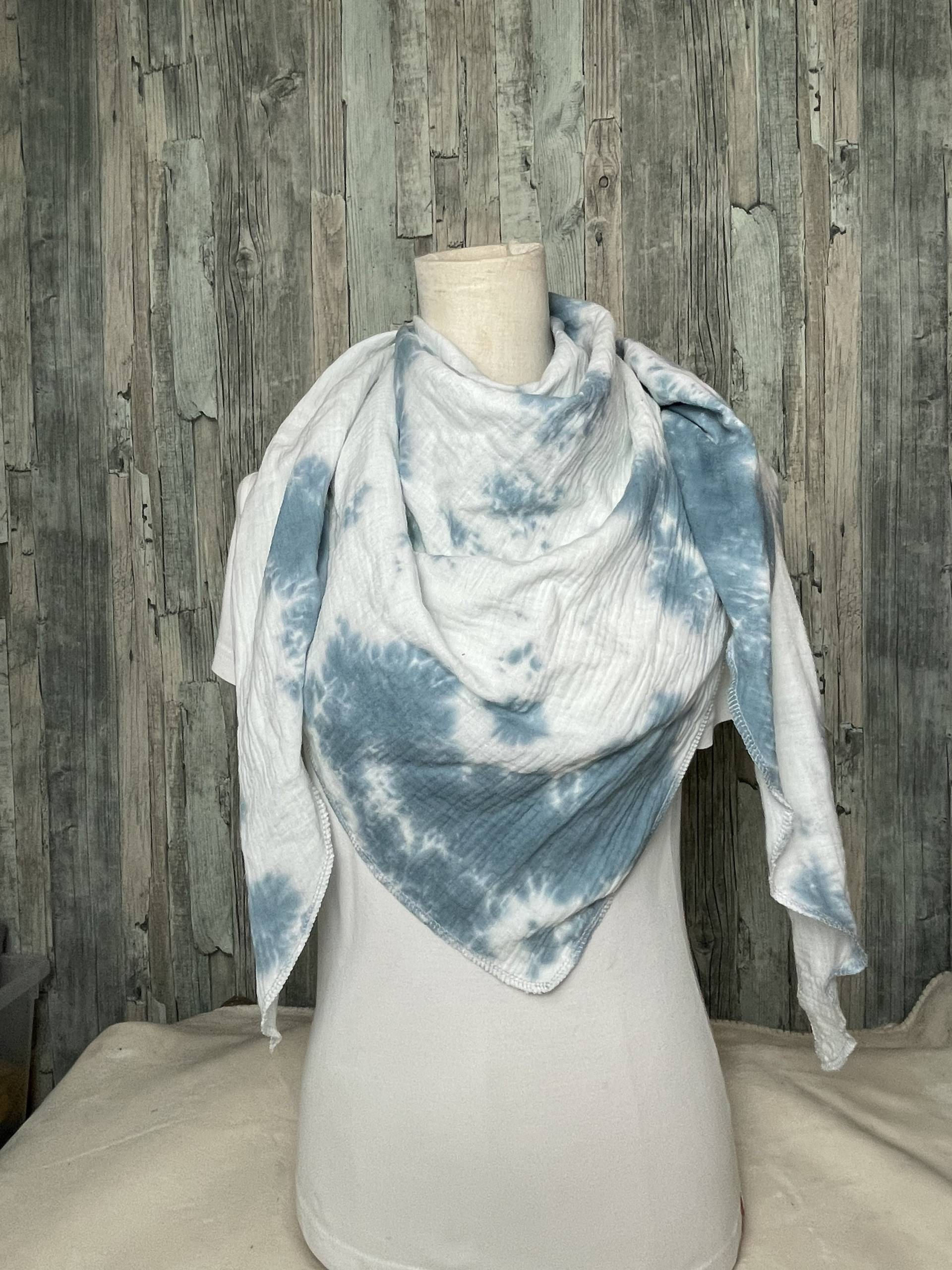 Dreieckstuch Musselinschal "Blau Batik " Wickelschal, Tuch, Handmade, Schal, Einlagig Dreieckstuch Musselinschal "Blau Batik " Wickelschal, Tuch, Handmade, Schal, Einlagig von Liolinos
