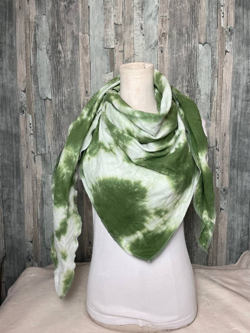 Dreieckstuch Musselinschal "Grün Batik " Wickelschal, Tuch, Handmade, Schal, Einlagig Dreieckstuch Musselinschal "Grün Batik " Wickelschal, Tuch, Handmade, Schal, Einlagig von Liolinos
