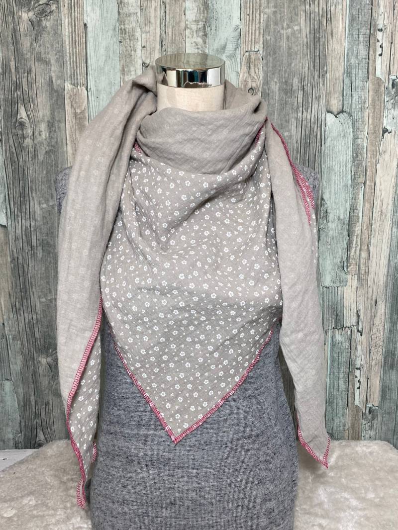 Musselintuch "Blumen Beige" Musselin Halstuch Damen Xxl Tuch Handmade Schal Einlagig von Liolinos