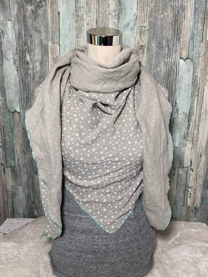 Musselintuch Halstuch „Blumen Beige" Musselin Damen Xxl Tuch Handmade Schal Einlagig von Liolinos