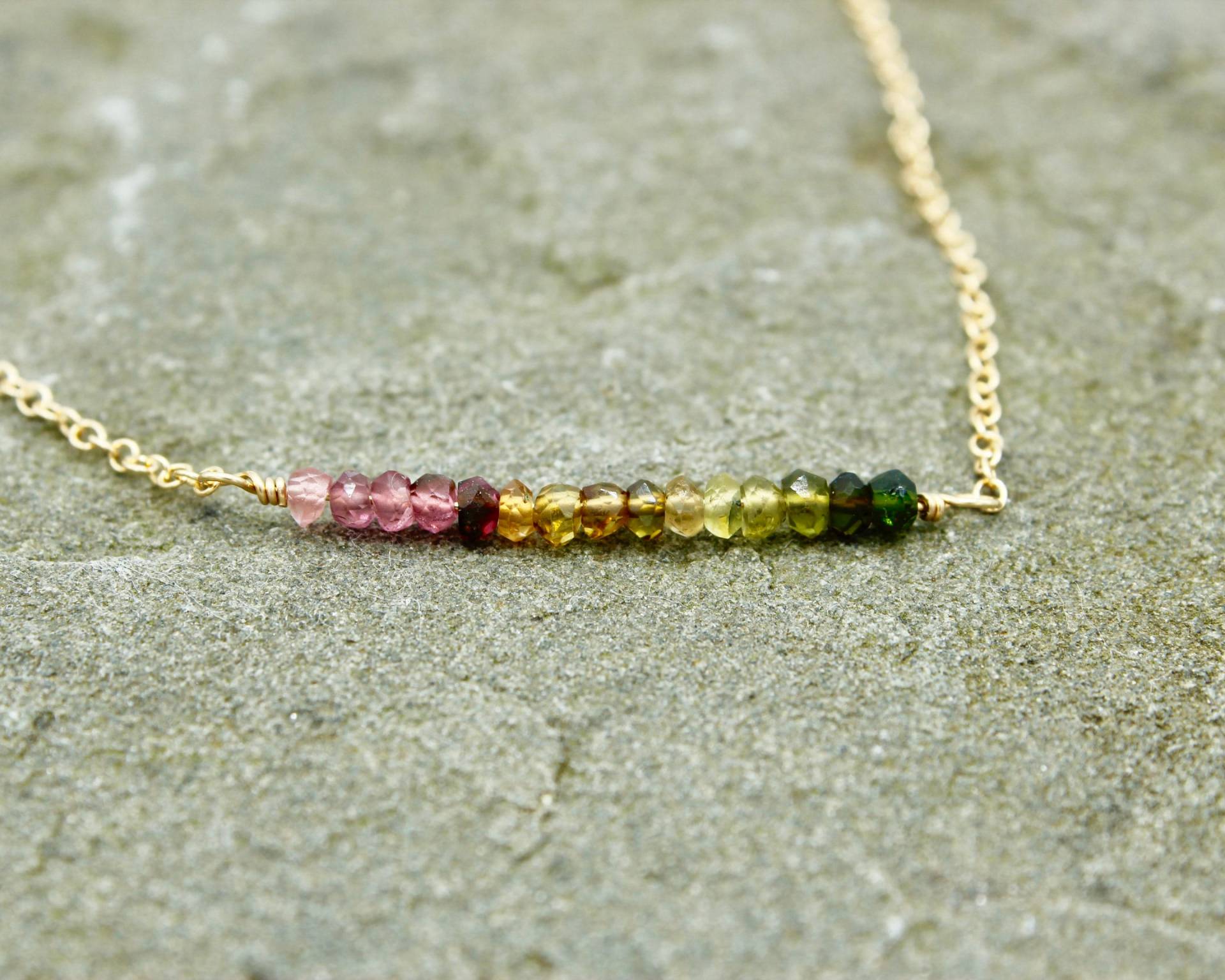 Gold Turmalin Halskette, Zarte Ombre Perlenkette Bar Halskette Gold Turmalin Halskette, Zarte Ombre Perlenkette Bar Halskette von LionTideJewelry