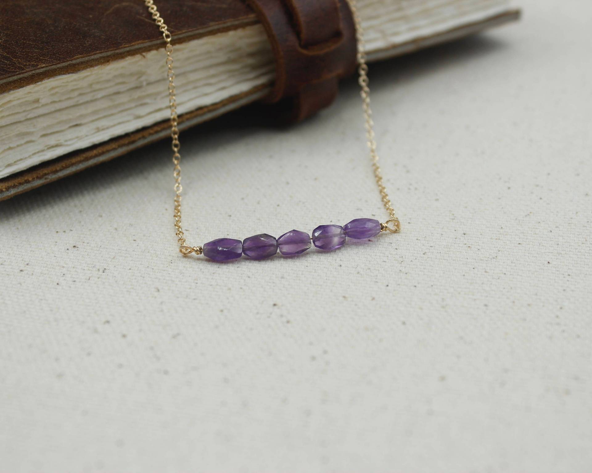 Raw Amethyst Halskette, Perle Bar Zierliche Kleine Edelsteinhalskette, Minimale Edelstein Perlenkette Raw Amethyst Halskette, Perle Bar Zierliche Kleine Edelsteinhalskette, Minimale Edelstein Perlenkette von LionTideJewelry