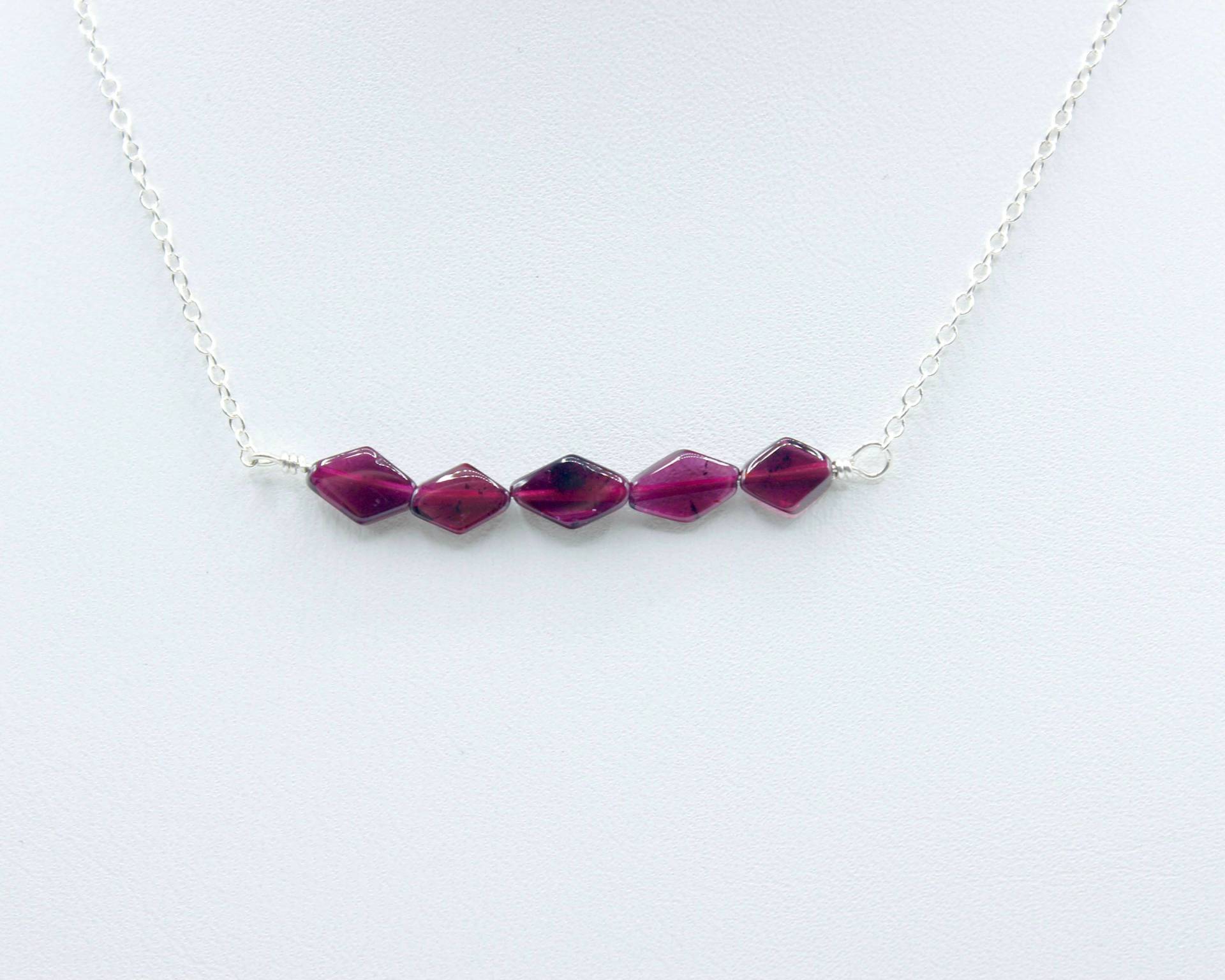 Zarte Granat Halskette, Zierliche Minimale Edelstein Perlenkette Bar, Einfache Edelsteinhalskette Zarte Granat Halskette, Zierliche Minimale Edelstein Perlenkette Bar, Einfache Edelsteinhalskette von LionTideJewelry