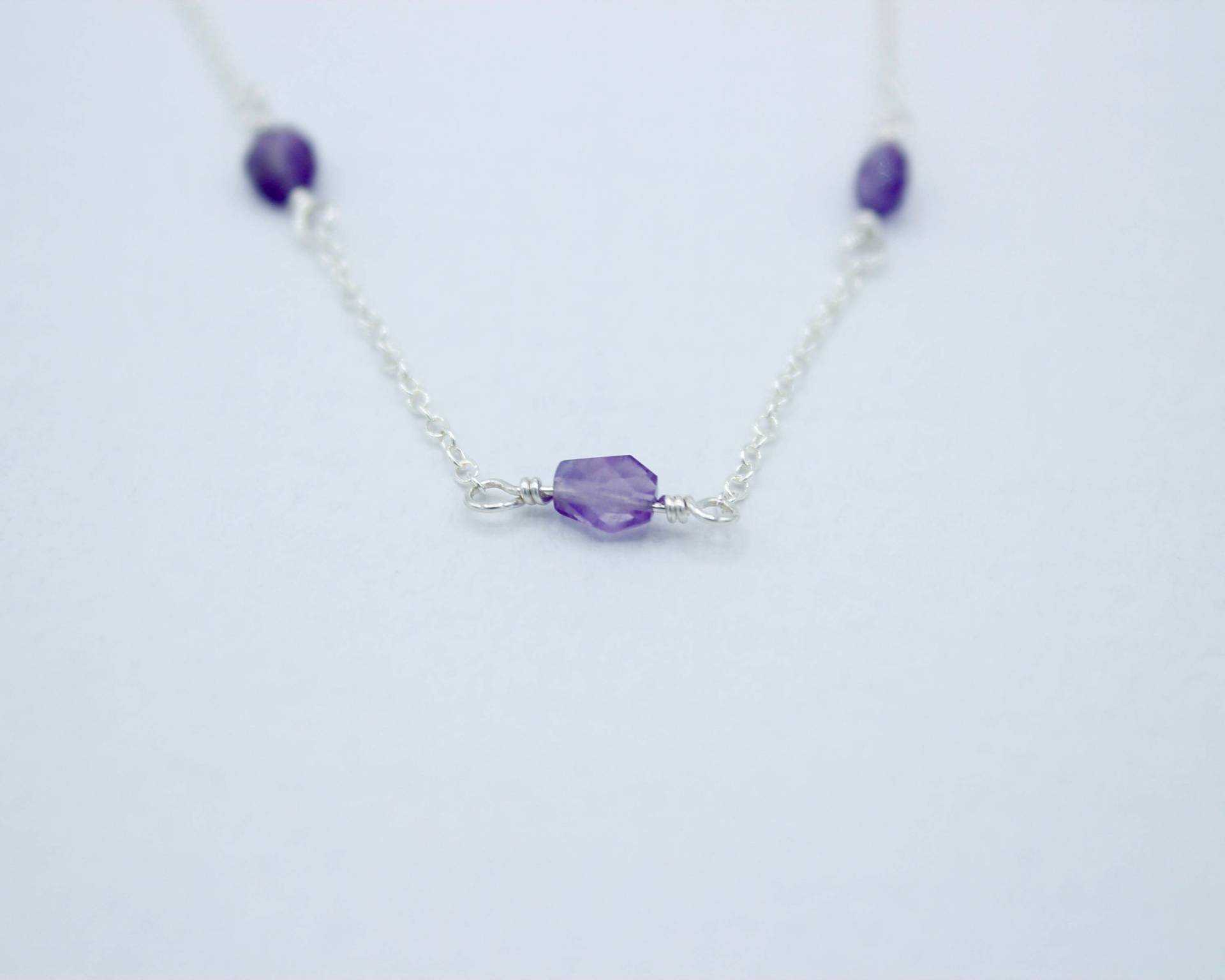 Zierliche Amethyst Halskette, Rohe Halskette Bar, Minimale Edelstein Perlenkette Kleine Edelsteinhalskette Zierliche Amethyst Halskette, Rohe Halskette Bar, Minimale Edelstein Perlenkette Kleine Edelsteinhalskette von LionTideJewelry