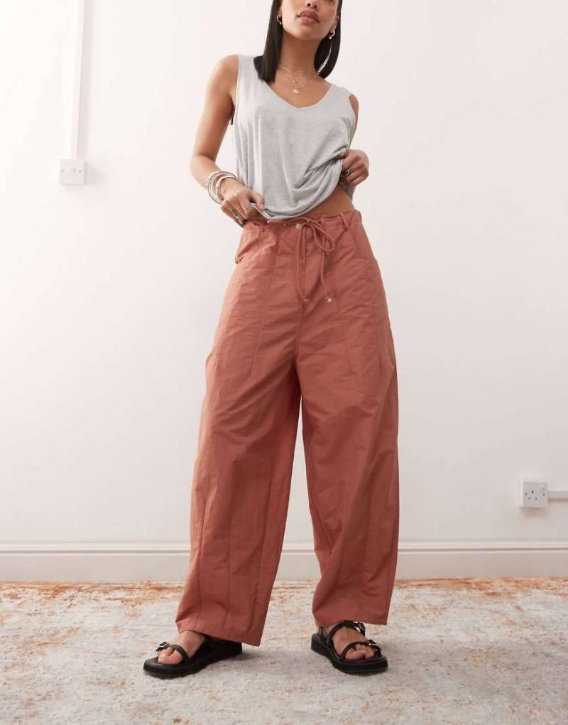 Lioness - Barrel-Leg-Hose in Red-Clay mit Taillenband-Rot von Lioness