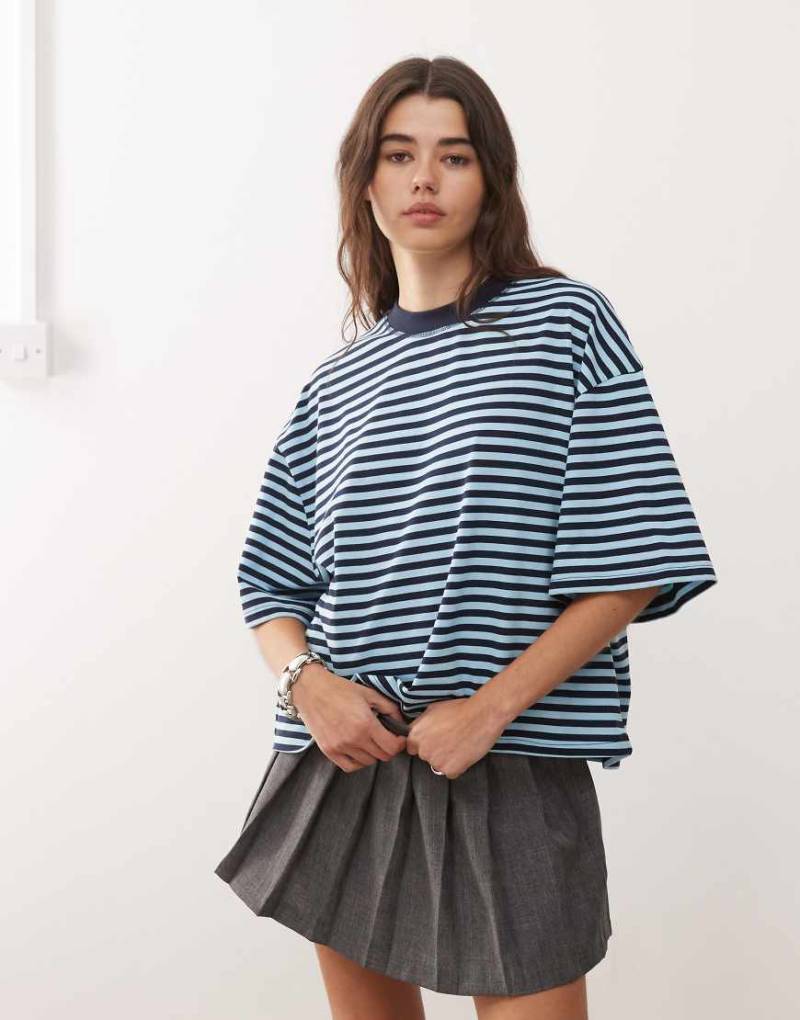 Lioness - Bloom - Kastiges, gestreiftes T-Shirt aus Baumwollmix in Marineblau und Himmelblau mit Rundhalsausschnitt-Bunt Lioness - Bloom - Kastiges, gestreiftes T-Shirt aus Baumwollmix in Marineblau und Himmelblau mit Rundhalsausschnitt-Bunt von Lioness