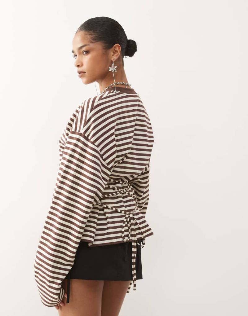 Lioness - Bloom - Kastiges T-Shirt aus Baumwollmix in dunklem Schokobraun mit Streifen, Rundhalsausschnitt und Bindedetail am Rücken-Bunt von Lioness