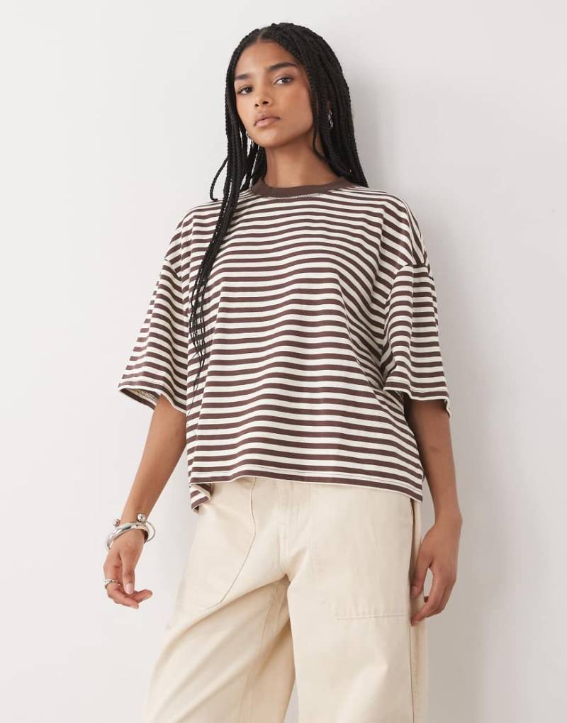 Lioness - Bloom - Kurzärmliges, kastiges T-Shirt aus Baumwollmix in dunklem Schokobraun mit Streifen und Rundhalsausschnitt-Bunt von Lioness