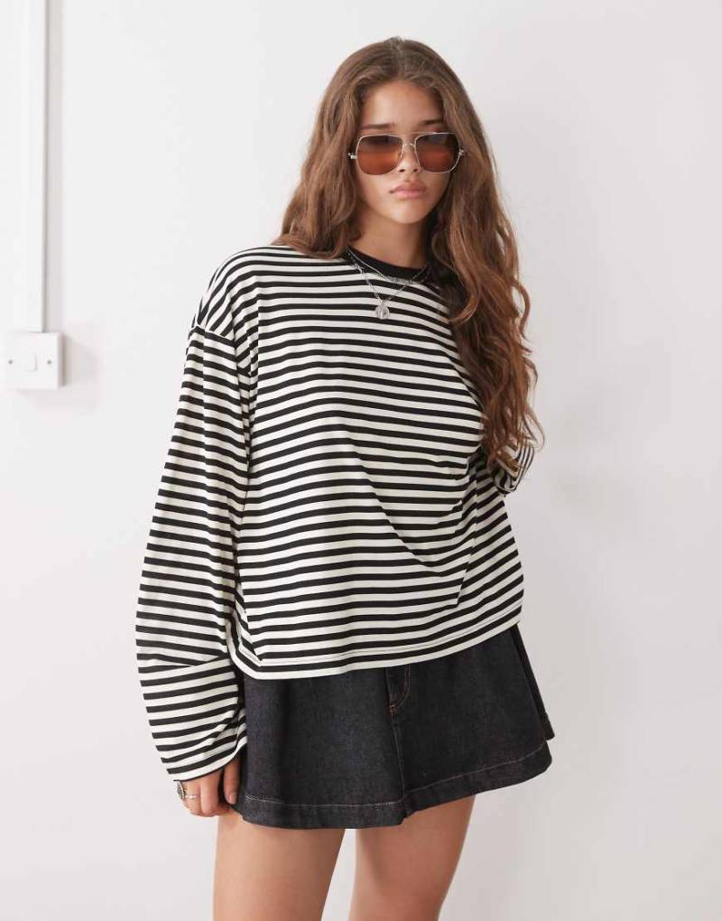 Lioness - Bloom - Langärmliges, kastiges T-Shirt aus Baumwollmix mit Rundhalsausschnitt und Streifen in Schwarz und Weiß-Bunt von Lioness