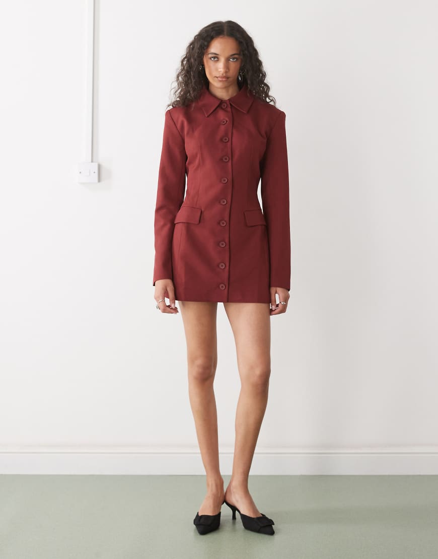 Lioness - Cheri - Elegantes Blazer-Minikleid in Rot mit Knopfleiste und Strukturmuster Lioness - Cheri - Elegantes Blazer-Minikleid in Rot mit Knopfleiste und Strukturmuster von Lioness