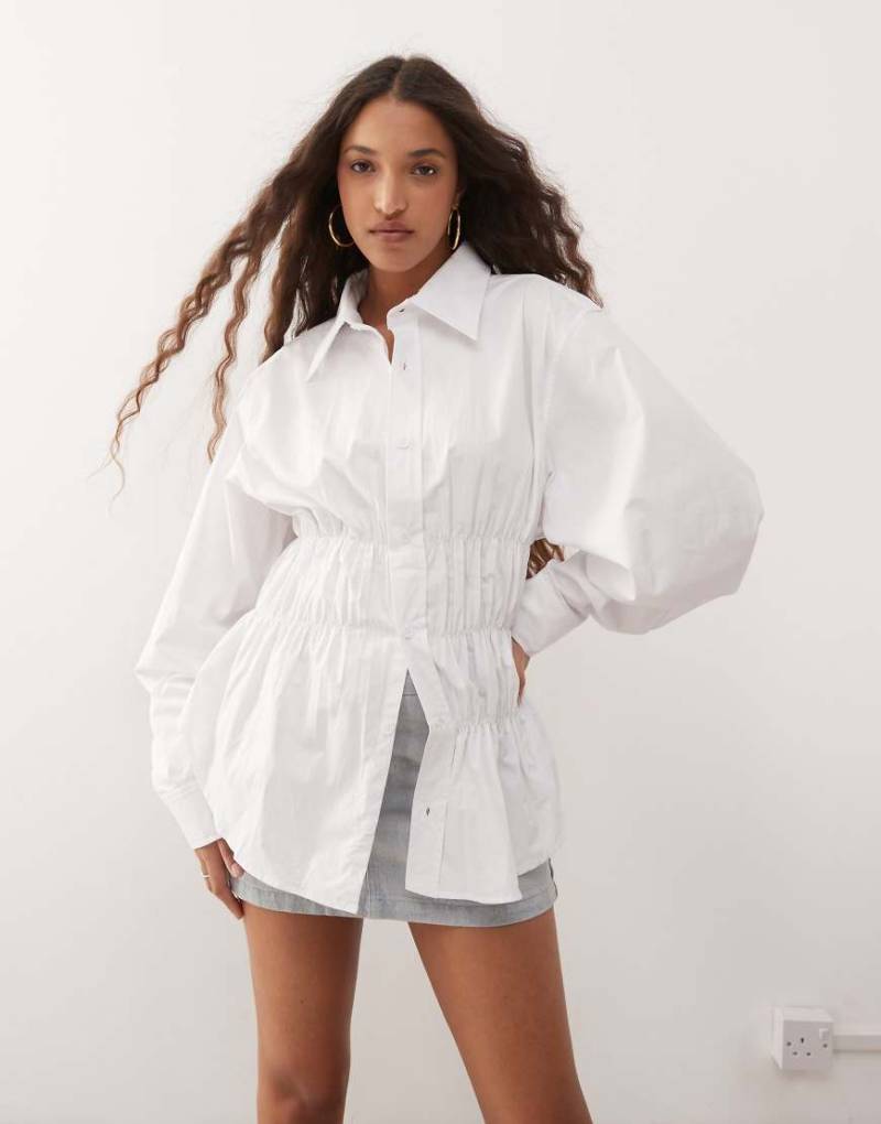 Lioness - Chloe - Oversize-Hemd aus Baumwolle in Weiß mit bauschigen Ärmeln und gerafftem Design von Lioness