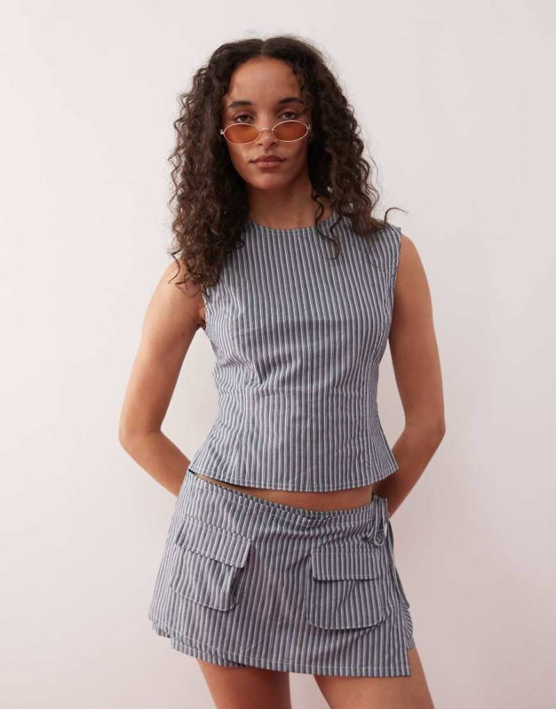 Lioness - Countryside - Elegantes Cropped-Oberteil in Anthrazit gestreift mit Schleife am Rücken, Kombiteil-Grau von Lioness