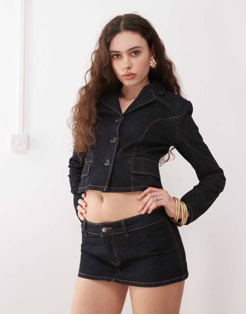 Lioness - Cropped-Jeansjacke in dunkelblauer mit Knopfleiste und Kontrastnaht, Kombiteil von Lioness