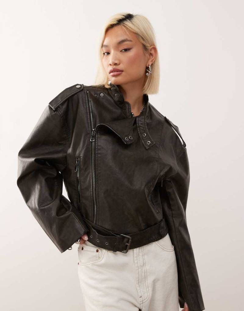 Lioness - Driftwood - Strukturierte Bikerjacke aus Kunstleder in Schwarz mit weiten Ärmeln und Schnallen-Detail von Lioness