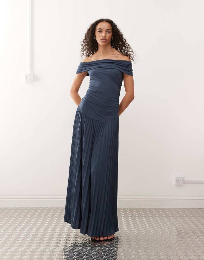 Lioness - Field of Dreams - Gerafftes Maxikleid in Marineblau mit niedriger Taille und Carmen-Ausschnitt mit Umschlag von Lioness