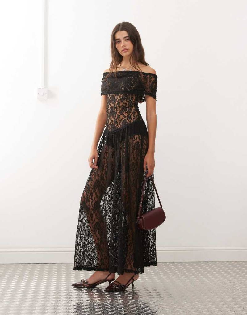 Lioness - Field of Dreams - Gerafftes Maxikleid in Schwarz aus transparenter Spitze mit tiefer Taille und Carmen-Ausschnitt mit Umschlag von Lioness