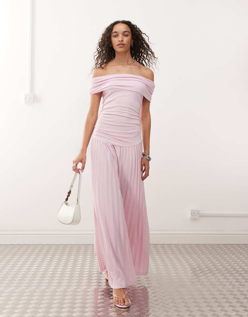 Lioness - Field of Dreams - Gerafftes Maxikleid in zartem Rosa mit niedriger Taille und Bardotausschnitt mit Umschlag Lioness - Field of Dreams - Gerafftes Maxikleid in zartem Rosa mit niedriger Taille und Bardotausschnitt mit Umschlag von Lioness
