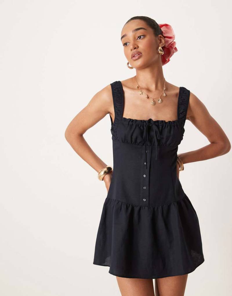 Lioness - Heart Shaped - Mini-Milchmädchenkleid aus Leinenmix in Marineblau mit Knopfleiste, gerafftem Rock und Frontschnürung von Lioness