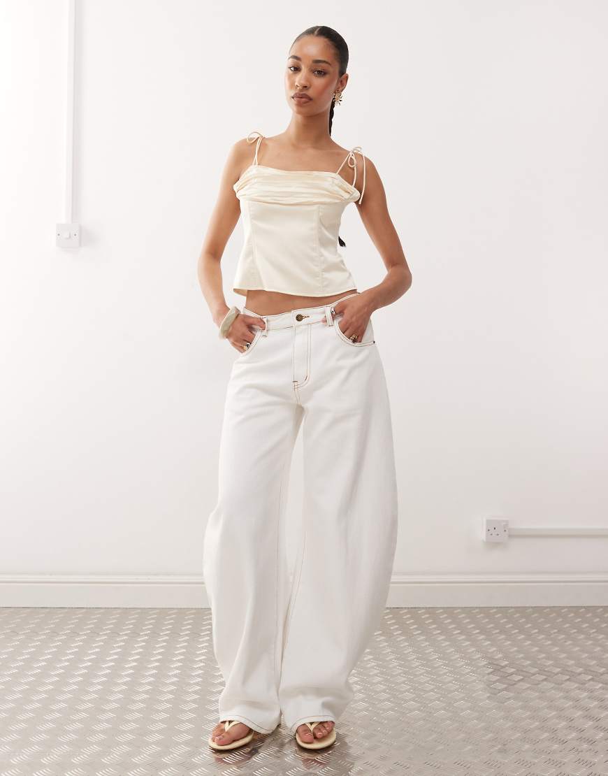 Lioness - Horseshoe-Barrel-Jeans in Weiß mit Kontrastnaht Lioness - Horseshoe-Barrel-Jeans in Weiß mit Kontrastnaht von Lioness