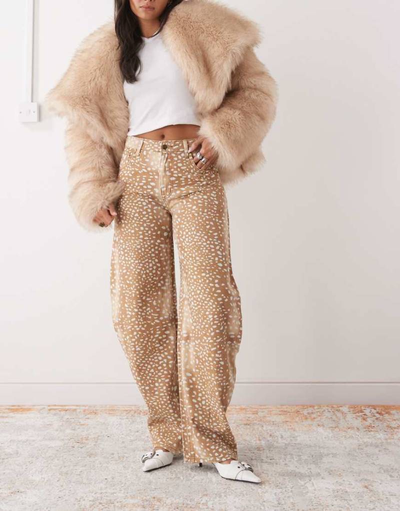 Lioness - Horseshoe - Exklusiv - Barrel Leg Jeans mit braunem Bambi-Print-Brown von Lioness