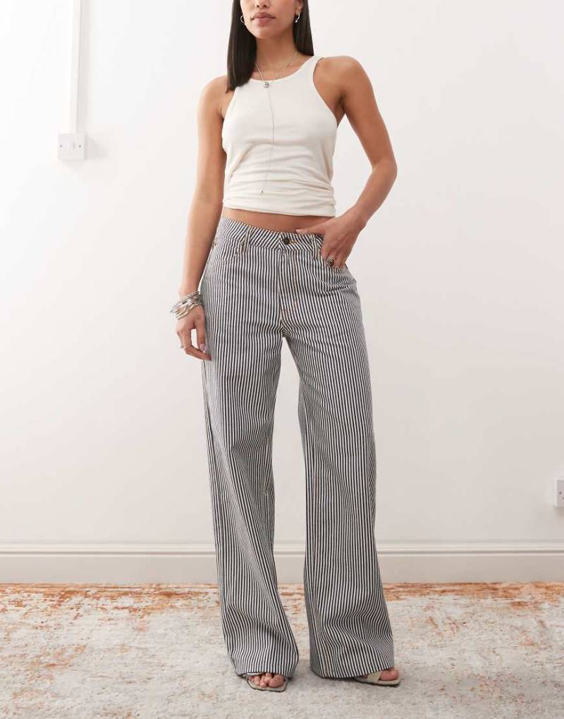 Lioness - Top Model - Jeans in Blau und Weiß gestreift mit niedrigem Bund und weitem Bein-Bunt von Lioness