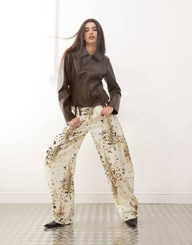 Lioness - Horseshoe - Barrel-Jeans in Ecru mit Schneeleopardenmuster-Bunt von Lioness