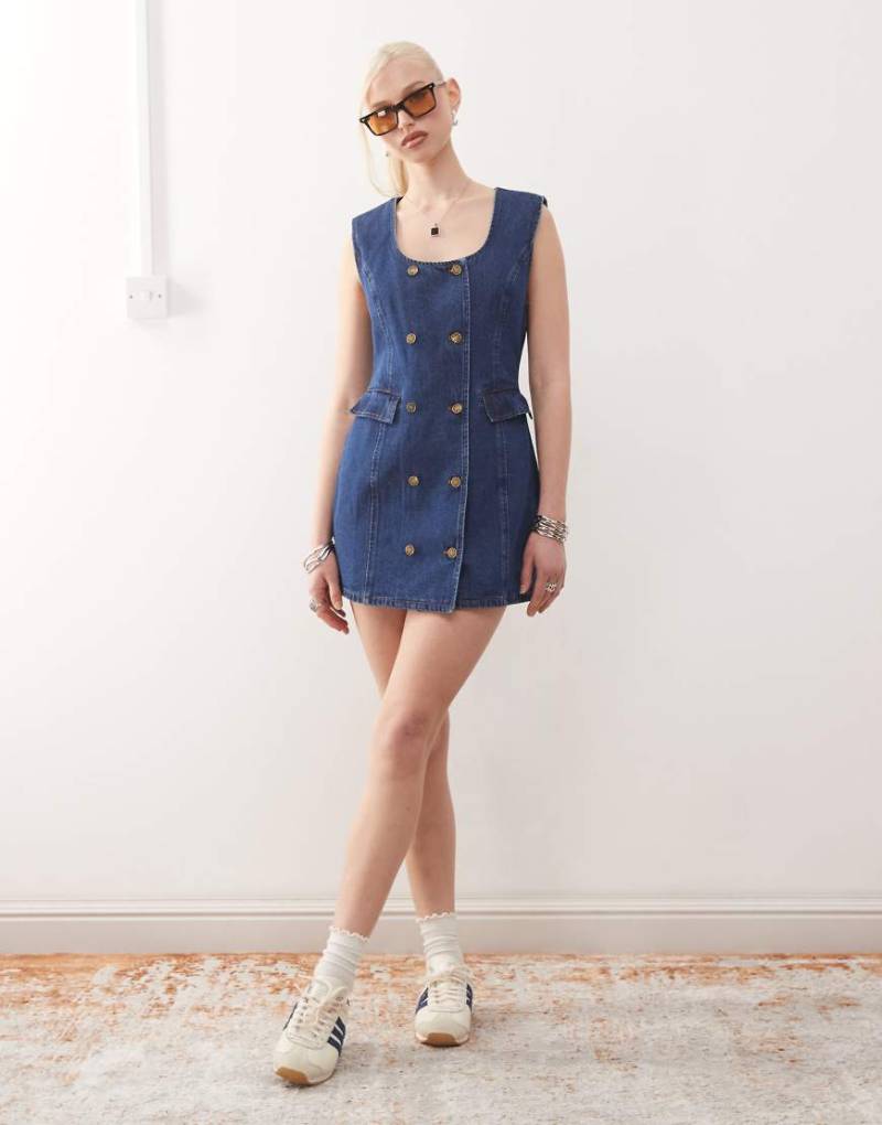 Lioness - Kurzes Jeanskleid in mittelblauer Waschung mit zweireihiger Knopfleiste und Taschen-Detail von Lioness
