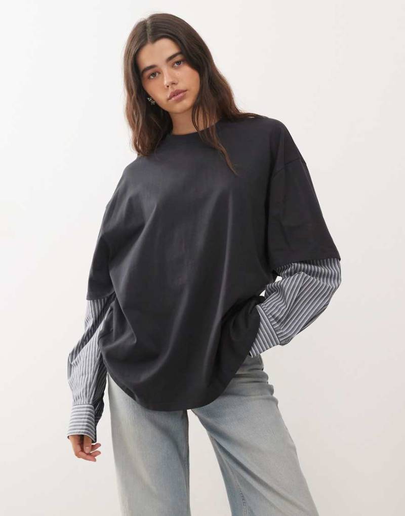 Lioness - Langärmliges 2-in-1-Hemd in gestreiftem Marineblau mit T-Shirt-Overlay mit Oversize-Schnitt von Lioness