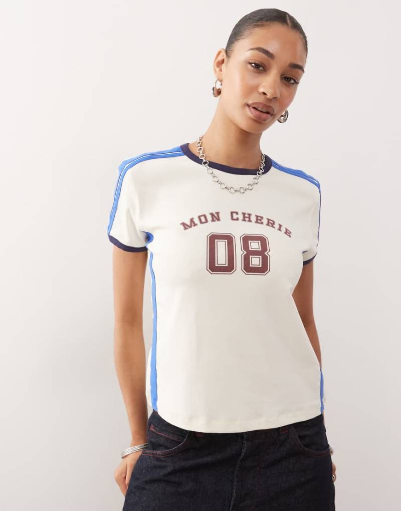 Lioness - Mon Cherie - Knapp geschnittenes T-Shirt in Creme mit Grafikprint und kontrastierendem Seitenstreifen-Weiß von Lioness