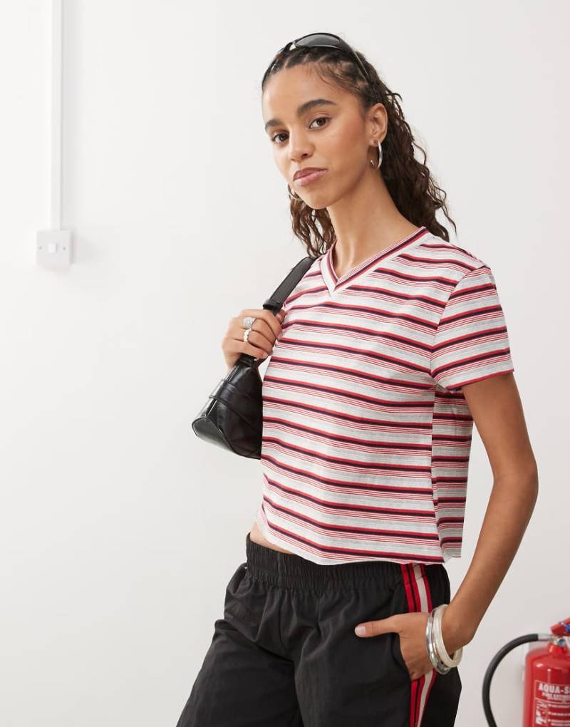 Lioness - North Light - T-Shirt mit V-Ausschnitt und Streifen in Burgunderrot und Rot-Bunt von Lioness