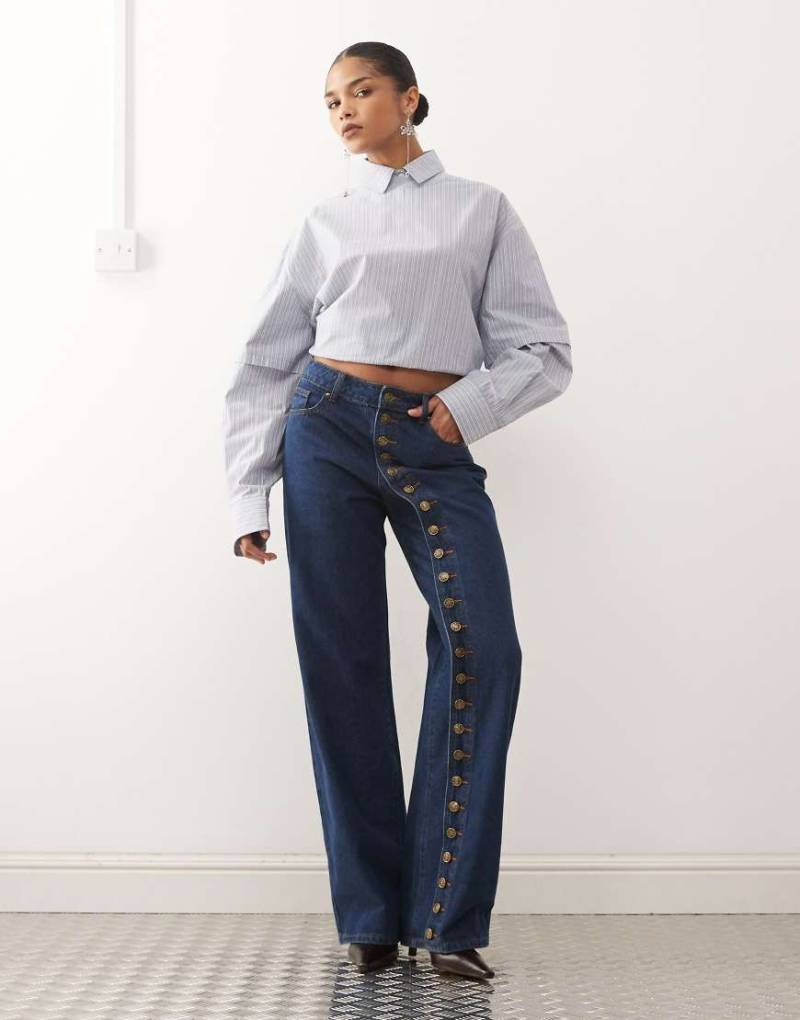 Lioness - Penny - Jeans in mittlerer Waschung mit weitem Bein und asymmetrischem Knopfdetail, Kombiteil-Blau von Lioness