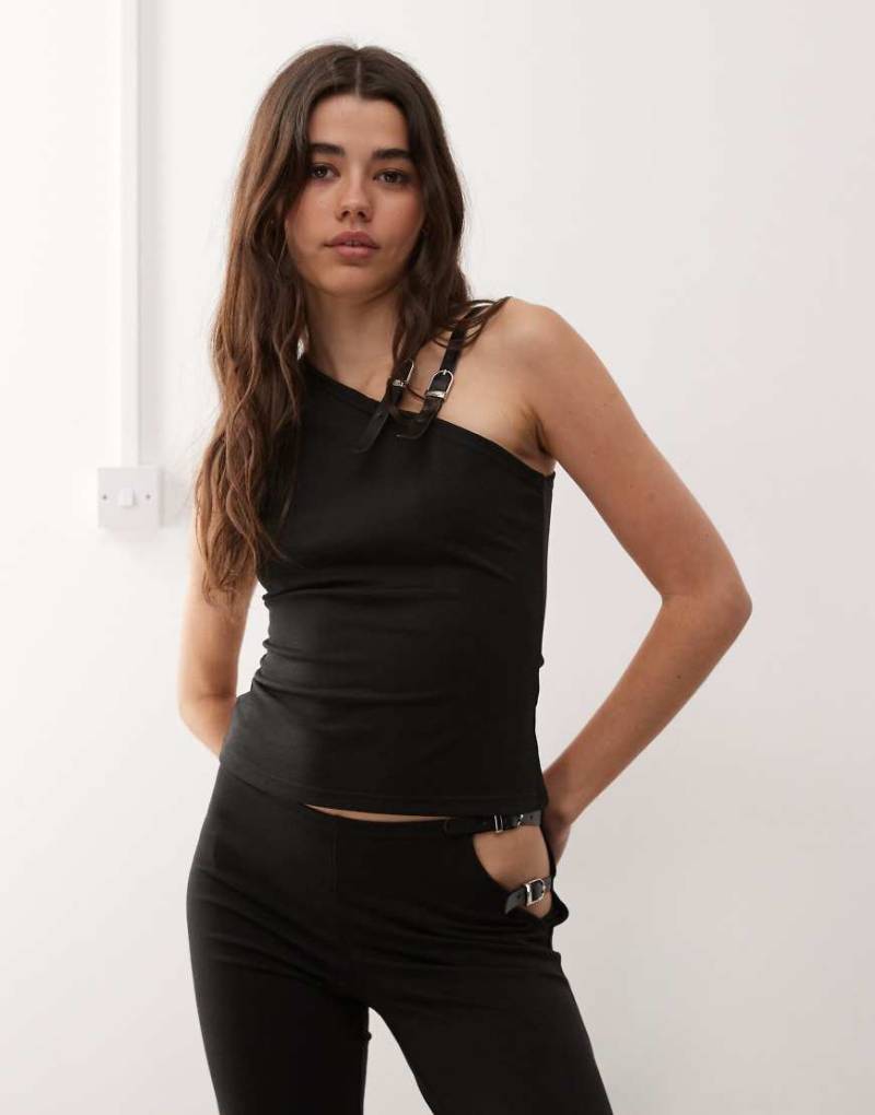 Lioness - Rebel - Asymmetrisches Tanktop in Schwarz mit Schnallen-Schulterriemen-Detail, Kombiteil Lioness - Rebel - Asymmetrisches Tanktop in Schwarz mit Schnallen-Schulterriemen-Detail, Kombiteil von Lioness