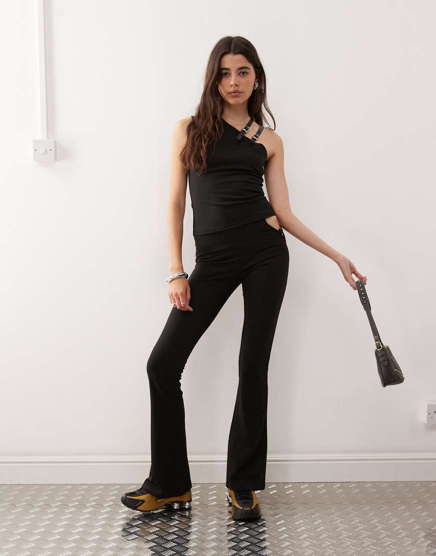 Lioness - Rebel - Hose in Schwarz mit niedrigem Bund, Cut-out und Schnallen-Riemen-Detail, Kombiteil von Lioness