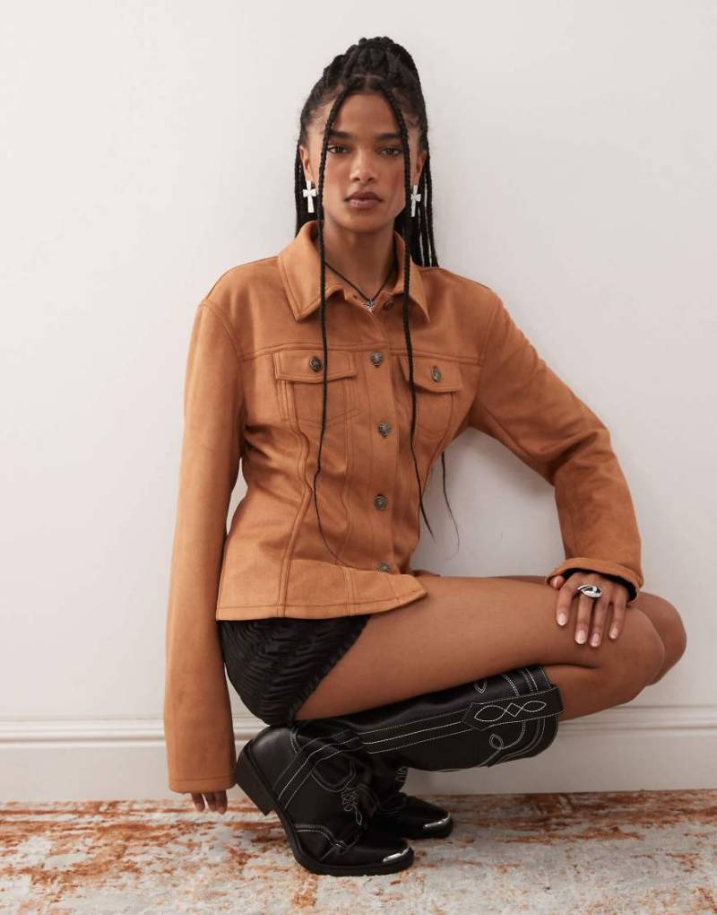 Lioness - Rider - Jacke aus Wildlederimitat in Hellbraun mit Raffungsdetail in der Taille von Lioness